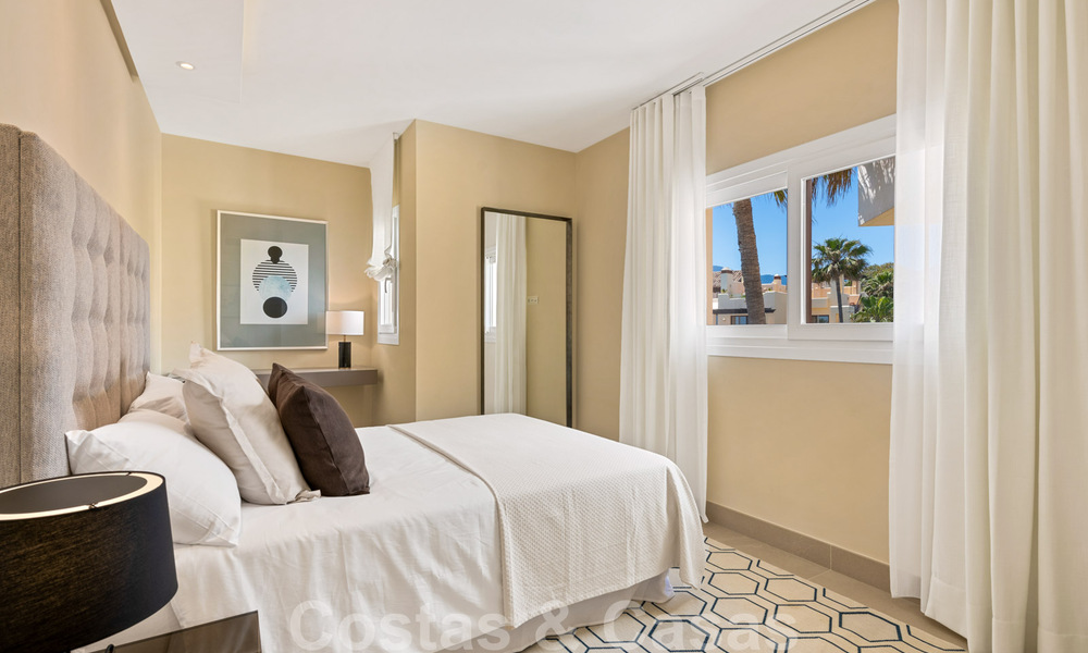 Eigentijds gerenoveerd eerstelijnsstrand Penthouse te koop met panoramisch zeezicht op de New Golden Mile tussen Marbella en Estepona 35314