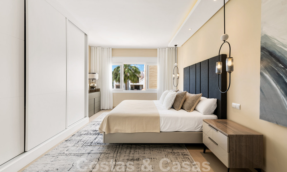 Eigentijds gerenoveerd eerstelijnsstrand Penthouse te koop met panoramisch zeezicht op de New Golden Mile tussen Marbella en Estepona 35316