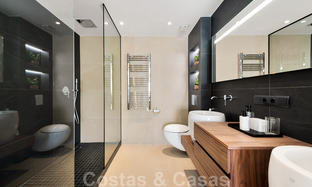 Eigentijds gerenoveerd eerstelijnsstrand Penthouse te koop met panoramisch zeezicht op de New Golden Mile tussen Marbella en Estepona 35317