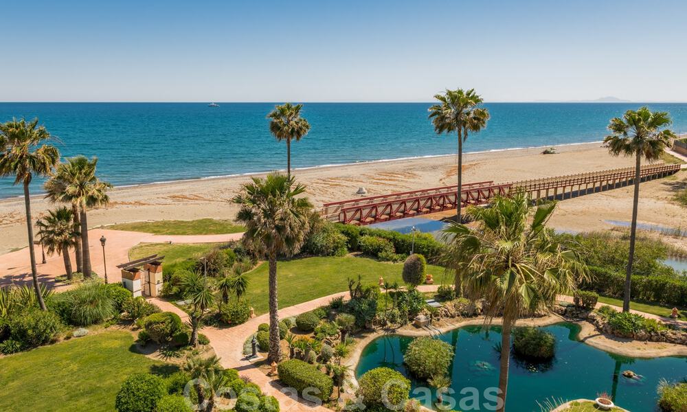 Eigentijds gerenoveerd eerstelijnsstrand Penthouse te koop met panoramisch zeezicht op de New Golden Mile tussen Marbella en Estepona 35318