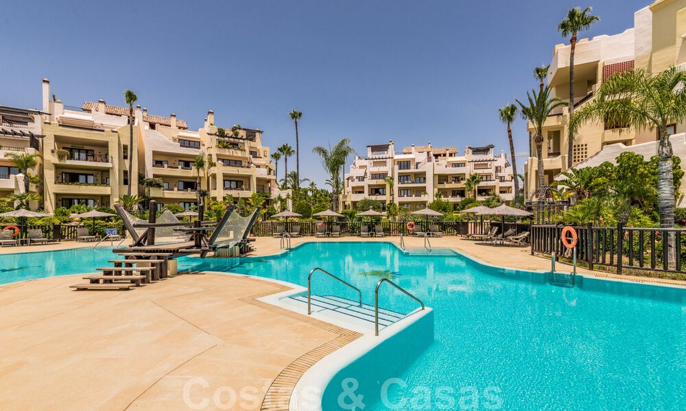 Eigentijds gerenoveerd eerstelijnsstrand Penthouse te koop met panoramisch zeezicht op de New Golden Mile tussen Marbella en Estepona 35322