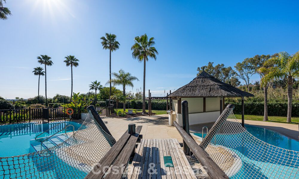 Eigentijds gerenoveerd eerstelijnsstrand Penthouse te koop met panoramisch zeezicht op de New Golden Mile tussen Marbella en Estepona 795135