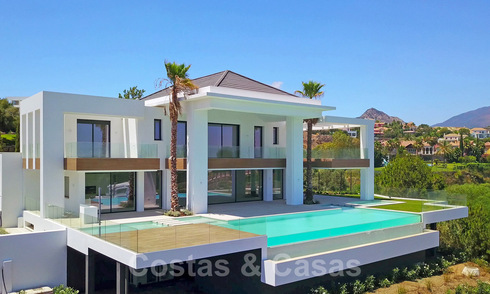 Instapklare, eigentijdse moderne villa te koop met golf- en zeezicht in vijfsterren golfresort in Marbella – Benahavis 35360