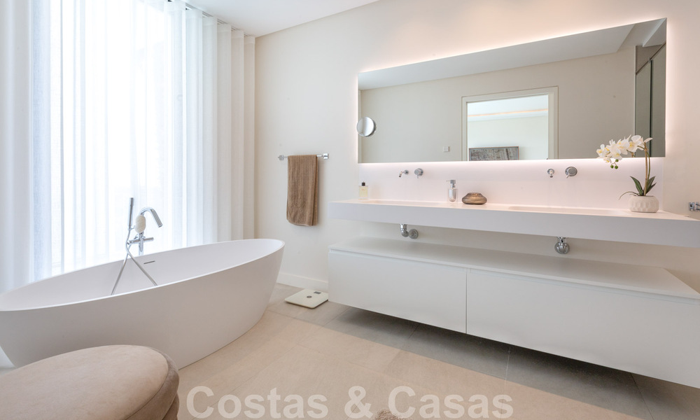 Instapklare, eigentijdse moderne villa te koop met golf- en zeezicht in vijfsterren golfresort in Marbella – Benahavis 35374