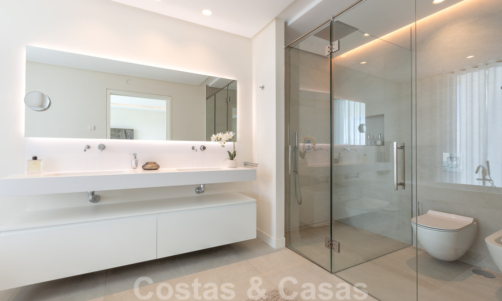 Instapklare, eigentijdse moderne villa te koop met golf- en zeezicht in vijfsterren golfresort in Marbella – Benahavis 35375