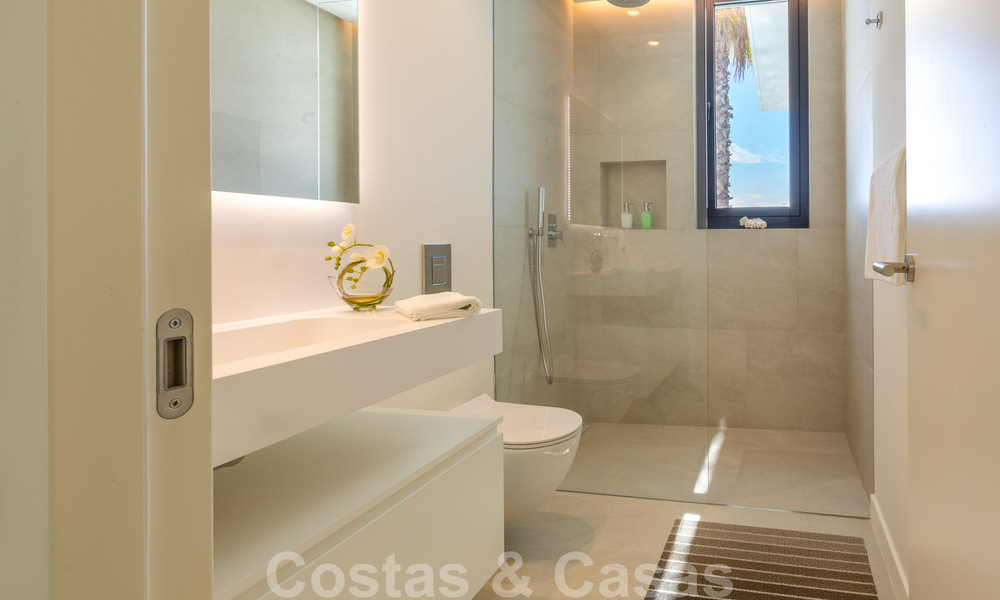 Instapklare, eigentijdse moderne villa te koop met golf- en zeezicht in vijfsterren golfresort in Marbella – Benahavis 35380