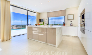 Instapklare, eigentijdse moderne villa te koop met golf- en zeezicht in vijfsterren golfresort in Marbella – Benahavis 35388 