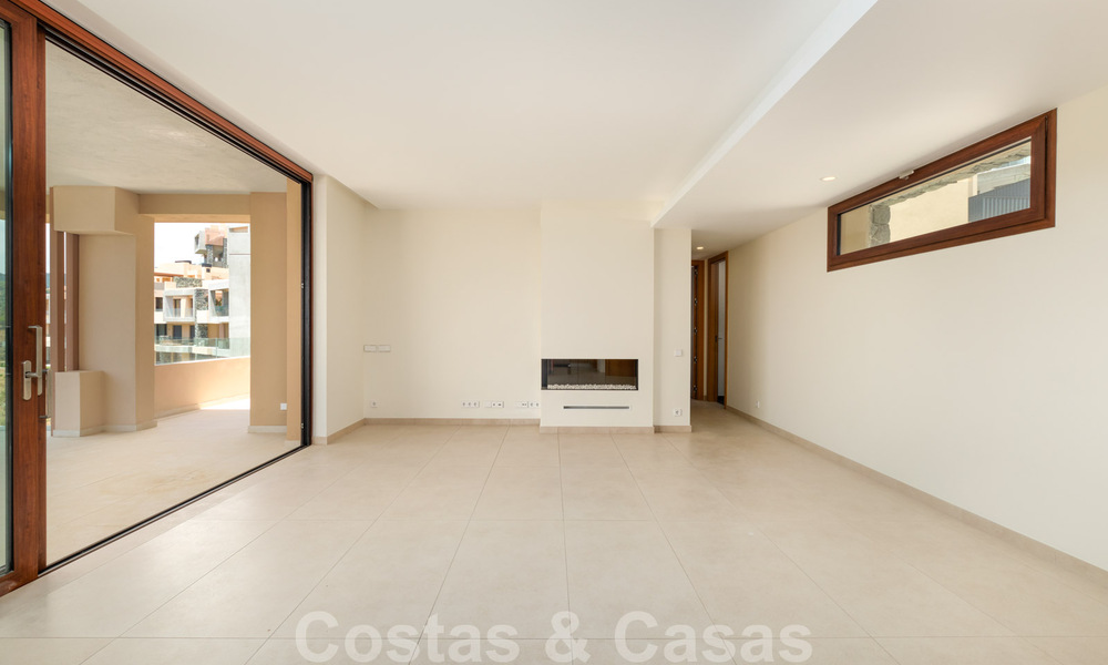 Instapklaar, nieuw penthouse te koop met panoramisch zeezicht te koop in een prachtig meer- en golfresort in Benahavis - Marbella 35459