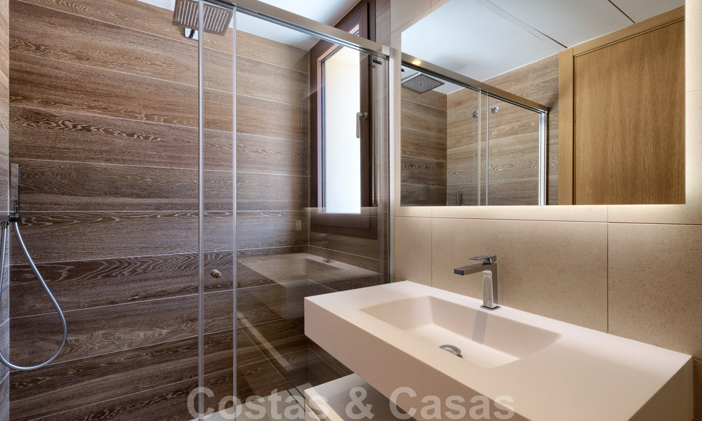 Instapklaar, nieuw penthouse te koop met panoramisch zeezicht te koop in een prachtig meer- en golfresort in Benahavis - Marbella 35462