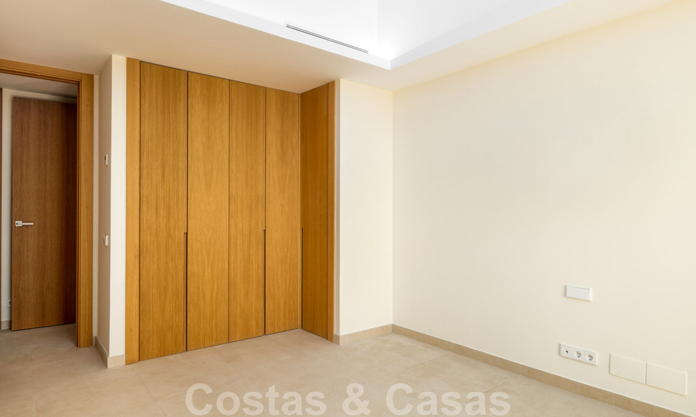 Instapklaar, nieuw penthouse te koop met panoramisch zeezicht te koop in een prachtig meer- en golfresort in Benahavis - Marbella 35464