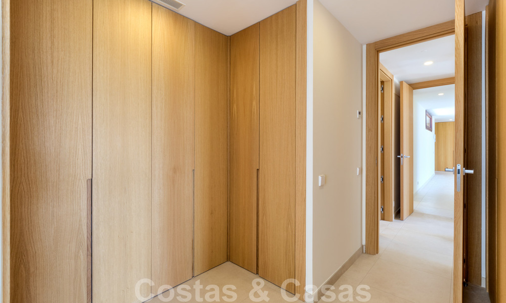 Instapklaar, nieuw penthouse te koop met panoramisch zeezicht te koop in een prachtig meer- en golfresort in Benahavis - Marbella 35471