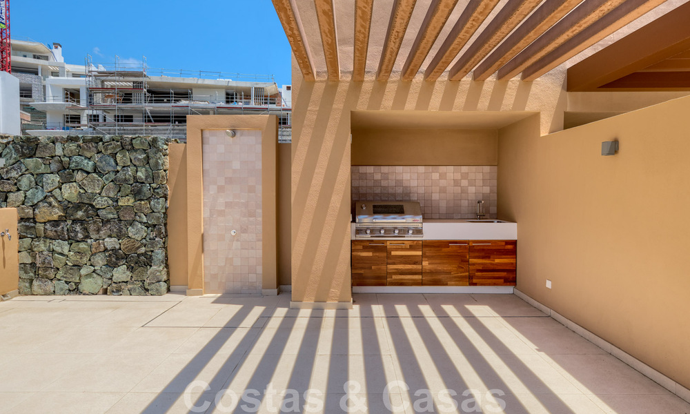 Instapklaar, nieuw penthouse te koop met panoramisch zeezicht te koop in een prachtig meer- en golfresort in Benahavis - Marbella 35476