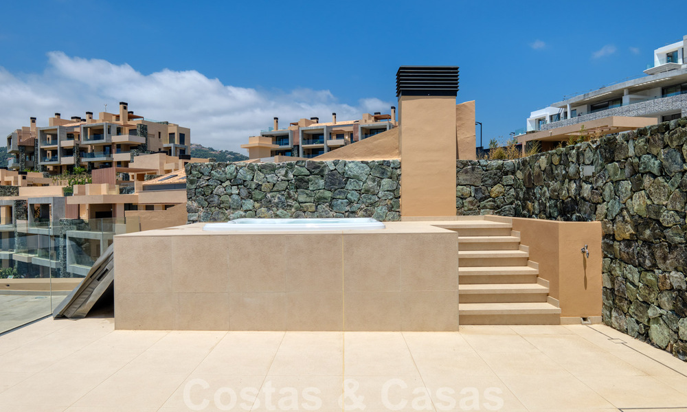 Instapklaar, nieuw penthouse te koop met panoramisch zeezicht te koop in een prachtig meer- en golfresort in Benahavis - Marbella 35478