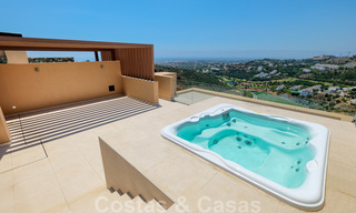 Instapklaar, nieuw penthouse te koop met panoramisch zeezicht te koop in een prachtig meer- en golfresort in Benahavis - Marbella 35479 