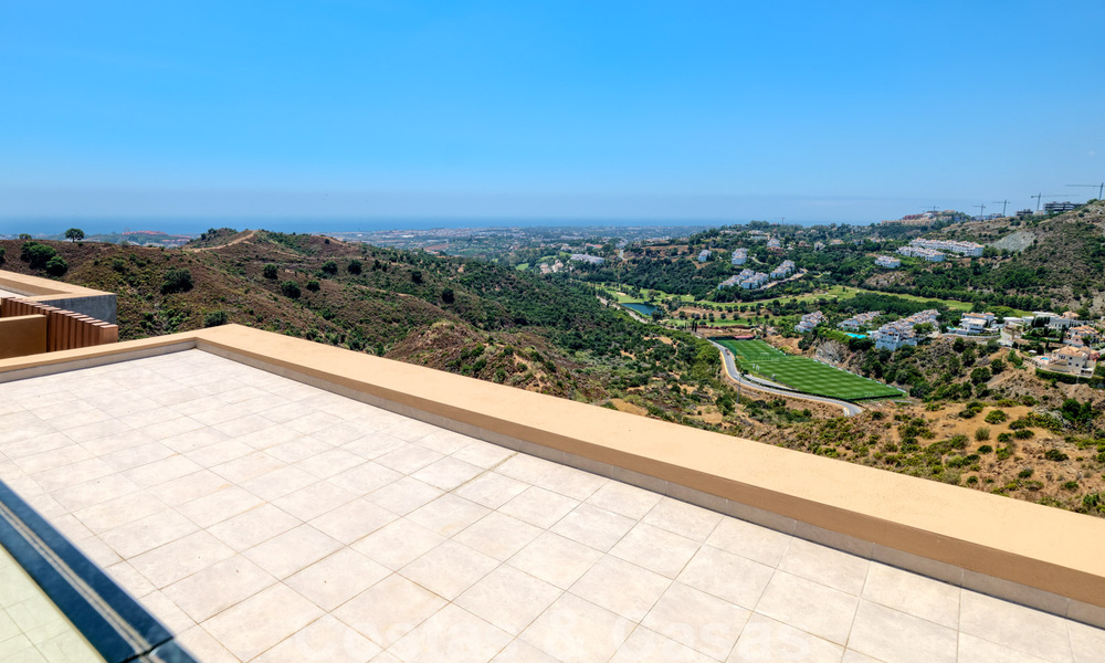 Instapklaar, nieuw penthouse te koop met panoramisch zeezicht te koop in een prachtig meer- en golfresort in Benahavis - Marbella 35480