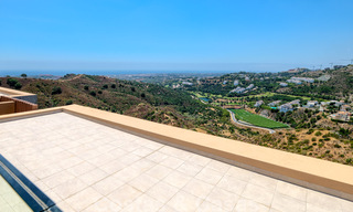 Instapklaar, nieuw penthouse te koop met panoramisch zeezicht te koop in een prachtig meer- en golfresort in Benahavis - Marbella 35480 