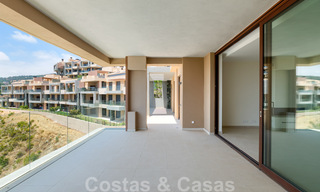 Instapklaar, nieuw penthouse te koop met panoramisch zeezicht te koop in een prachtig meer- en golfresort in Benahavis - Marbella 35482 