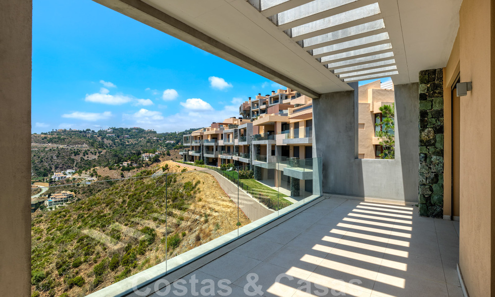 Instapklaar, nieuw penthouse te koop met panoramisch zeezicht te koop in een prachtig meer- en golfresort in Benahavis - Marbella 35485