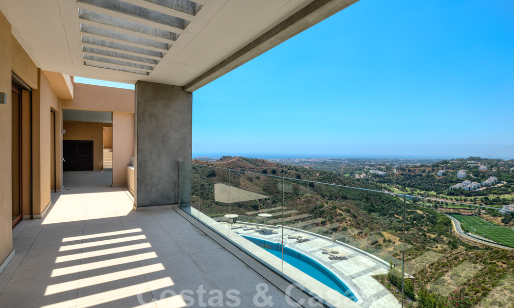 Instapklaar, nieuw penthouse te koop met panoramisch zeezicht te koop in een prachtig meer- en golfresort in Benahavis - Marbella 35486