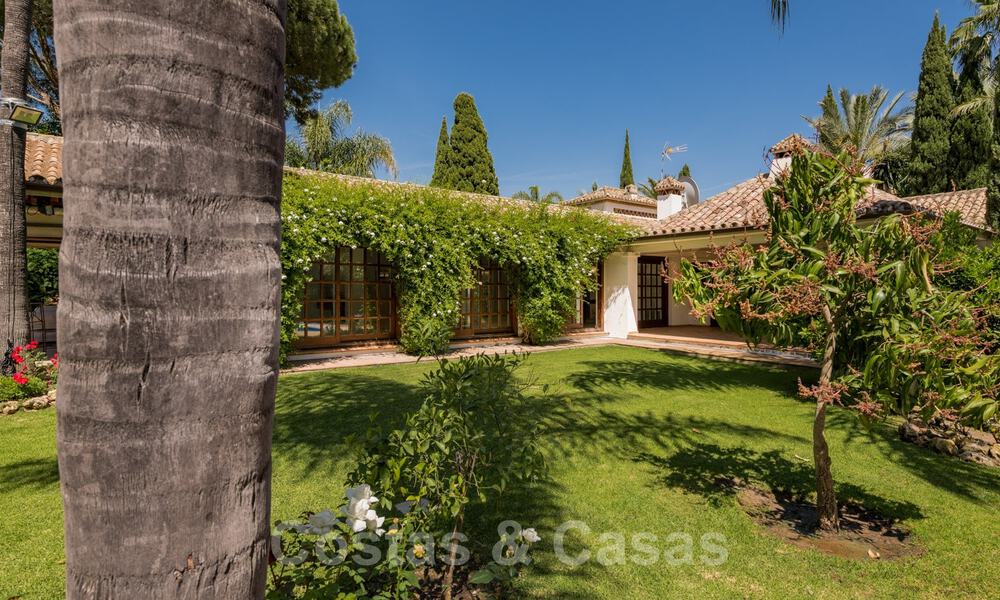 Romantische eerstelijns golf villa te koop in Nueva Andalucia, Marbella met prachtig uitzicht op de golfbaan 35509
