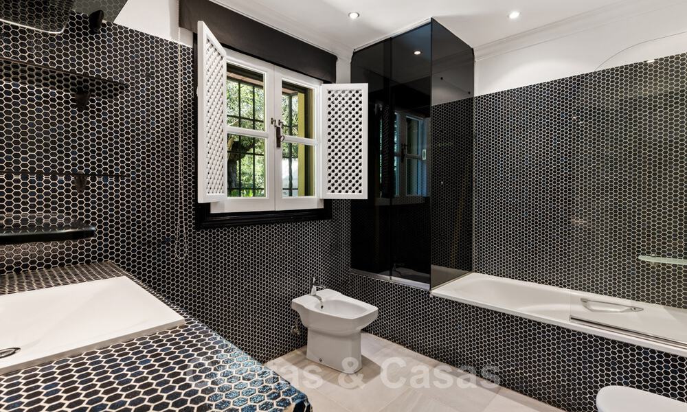 Romantische eerstelijns golf villa te koop in Nueva Andalucia, Marbella met prachtig uitzicht op de golfbaan 35511