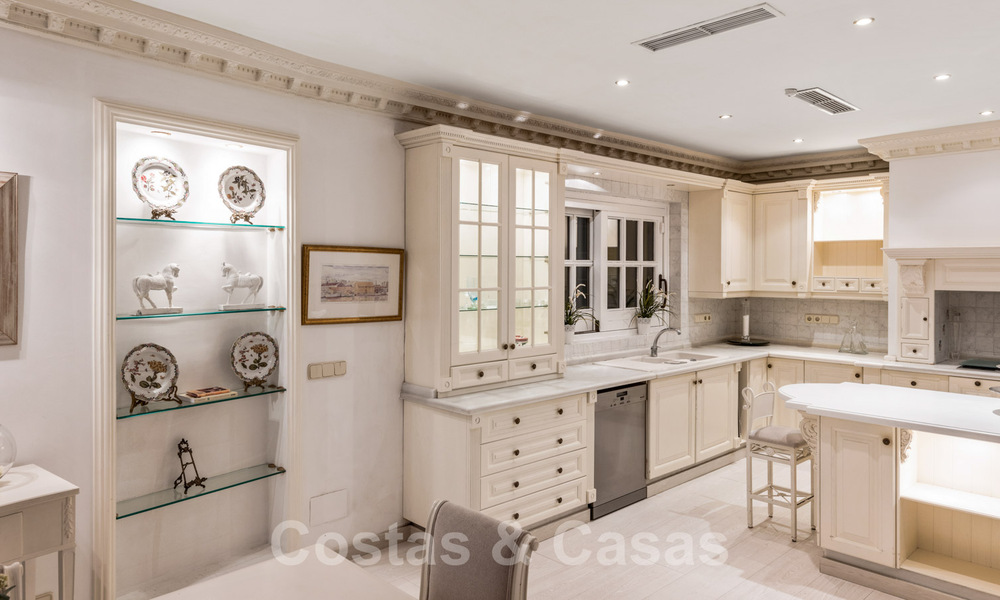 Romantische eerstelijns golf villa te koop in Nueva Andalucia, Marbella met prachtig uitzicht op de golfbaan 35514