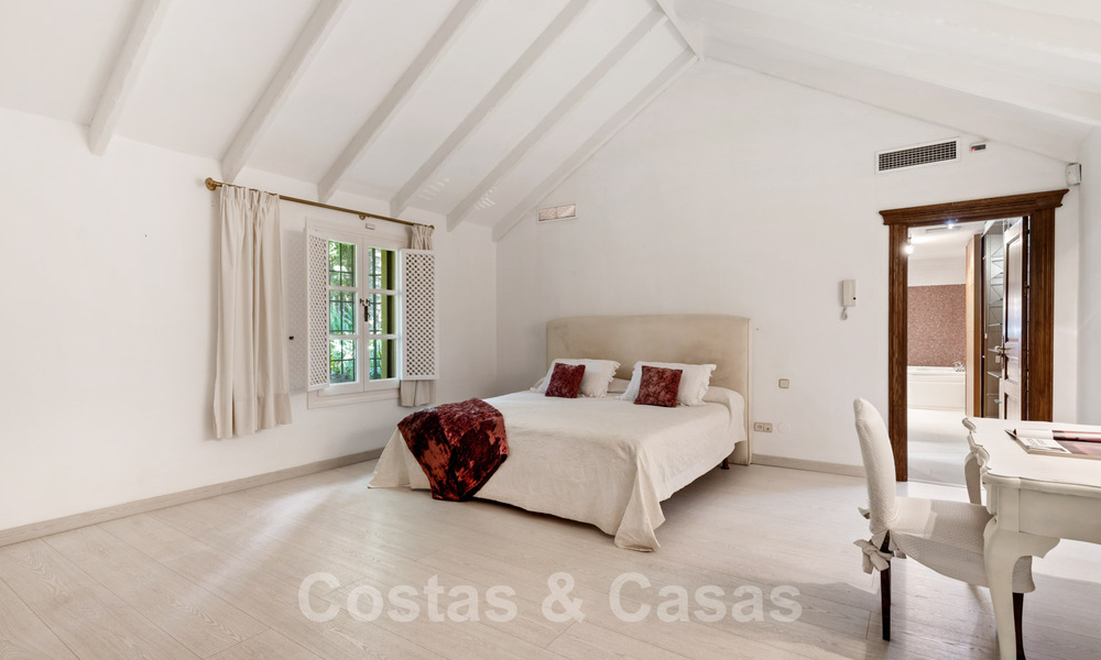 Romantische eerstelijns golf villa te koop in Nueva Andalucia, Marbella met prachtig uitzicht op de golfbaan 35517