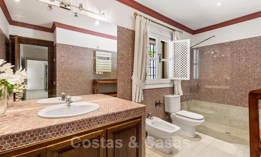 Romantische eerstelijns golf villa te koop in Nueva Andalucia, Marbella met prachtig uitzicht op de golfbaan 35521