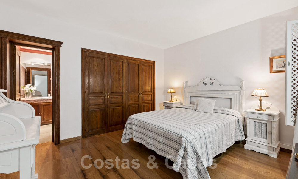 Romantische eerstelijns golf villa te koop in Nueva Andalucia, Marbella met prachtig uitzicht op de golfbaan 35526