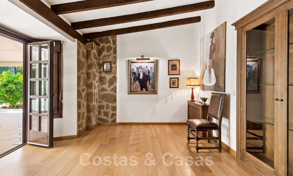 Romantische eerstelijns golf villa te koop in Nueva Andalucia, Marbella met prachtig uitzicht op de golfbaan 35531