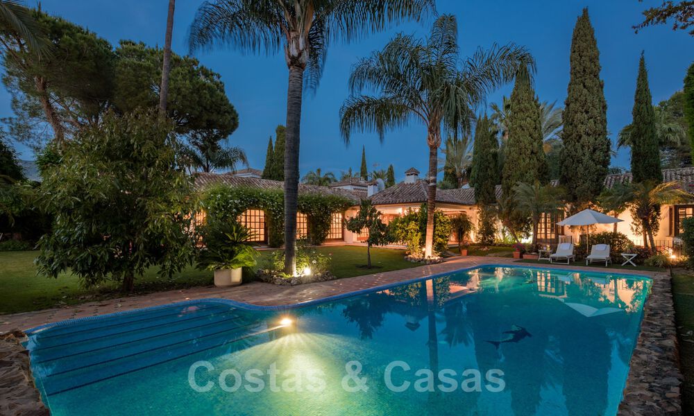 Romantische eerstelijns golf villa te koop in Nueva Andalucia, Marbella met prachtig uitzicht op de golfbaan 35533