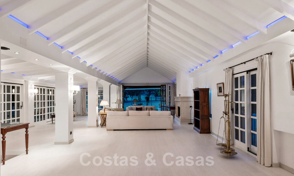 Romantische eerstelijns golf villa te koop in Nueva Andalucia, Marbella met prachtig uitzicht op de golfbaan 35537