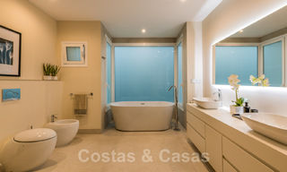 Exclusief appartement te koop met zeezicht in een eerstelijnsstrandcomplex aan de New Golden Mile, Marbella - Estepona 35545 