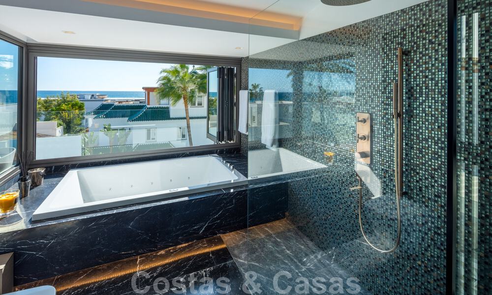 Tweedelijnsstrand luxevilla te koop in Puente Romano, Golden Mile, Marbella 35621