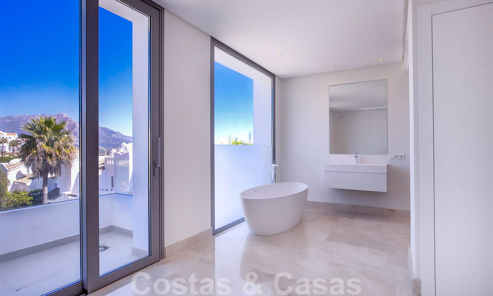 Instapklare, nieuwe moderne luxevilla te koop in Marbella - Benahavis in een afgesloten en beveiligde woonwijk 35649