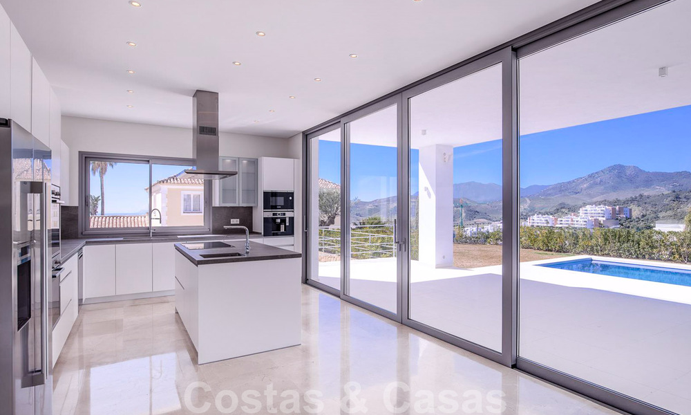 Instapklare, nieuwe moderne luxevilla te koop in Marbella - Benahavis in een afgesloten en beveiligde woonwijk 35657