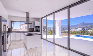 Instapklare, nieuwe moderne luxevilla te koop in Marbella - Benahavis in een afgesloten en beveiligde woonwijk 35657 