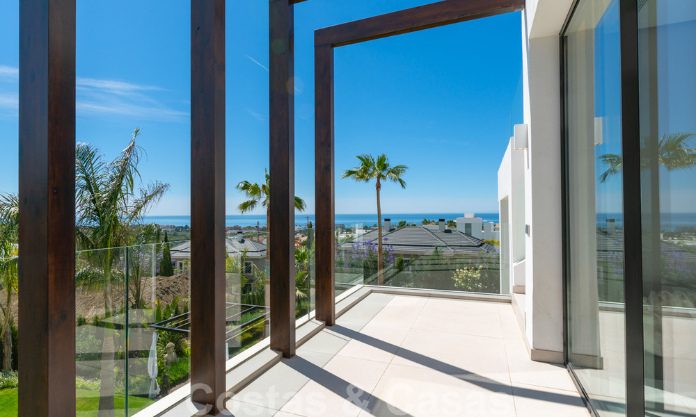 Instapklare, nieuwe moderne villa te koop met zeezicht vanaf ieder niveau in een vijfsterren golfresort in Marbella - Benahavis 35737