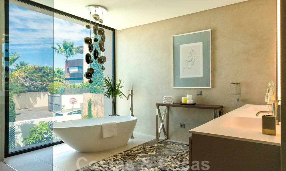 Instapklare, nieuwe moderne villa te koop met zeezicht vanaf ieder niveau in een vijfsterren golfresort in Marbella - Benahavis 35745