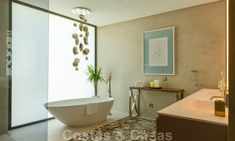 Instapklare, nieuwe moderne villa te koop met zeezicht vanaf ieder niveau in een vijfsterren golfresort in Marbella - Benahavis 35746