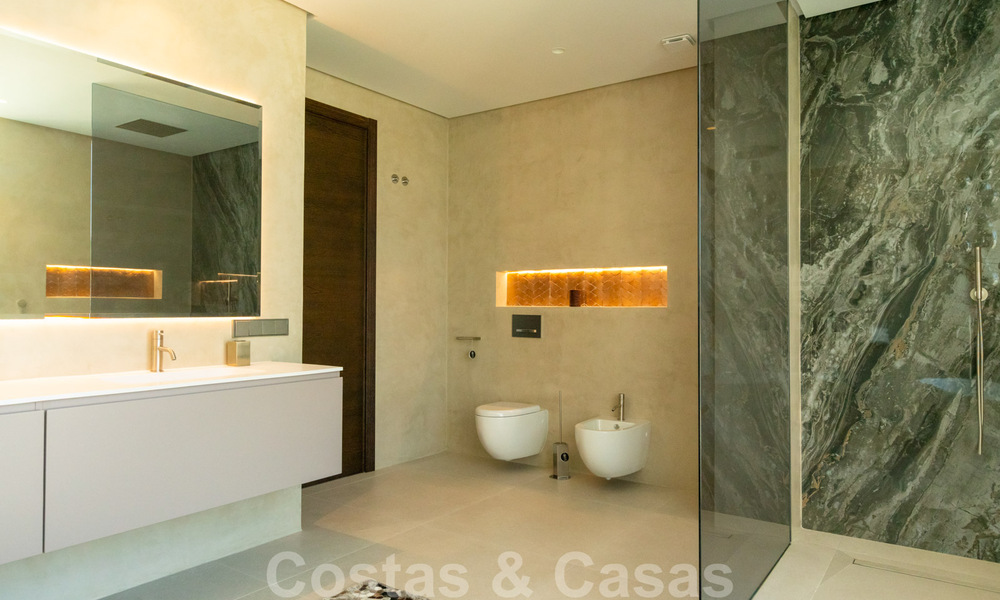 Instapklare, nieuwe moderne villa te koop met zeezicht vanaf ieder niveau in een vijfsterren golfresort in Marbella - Benahavis 35748