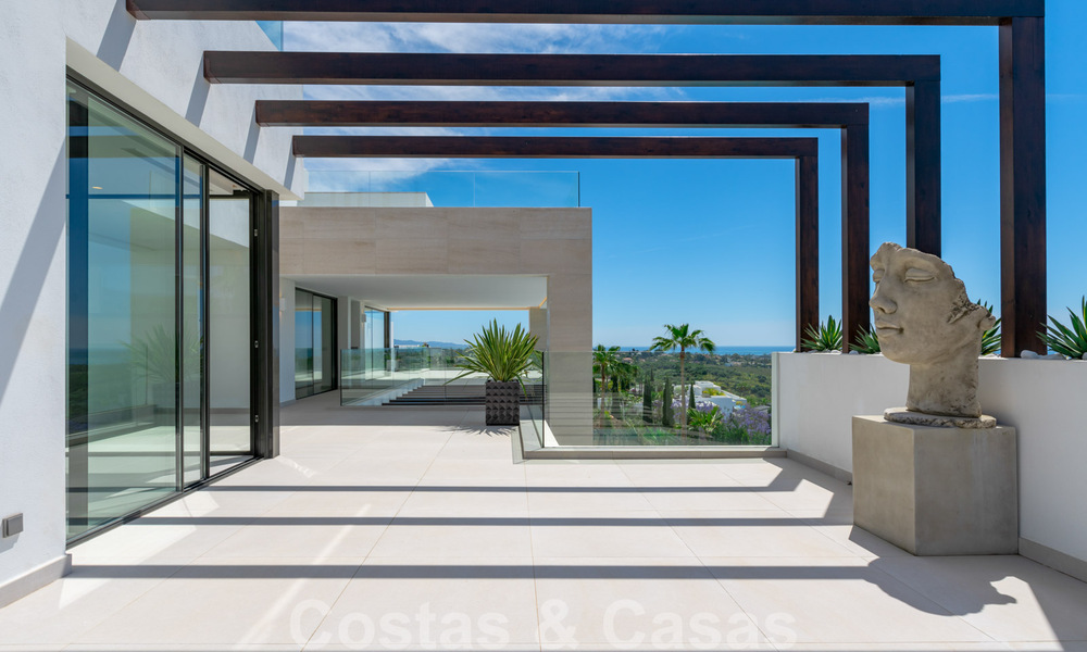 Instapklare, nieuwe moderne villa te koop met zeezicht vanaf ieder niveau in een vijfsterren golfresort in Marbella - Benahavis 35750