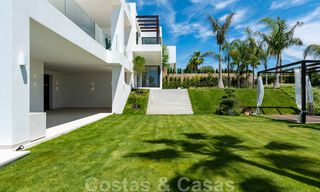 Instapklare, nieuwe moderne villa te koop met zeezicht vanaf ieder niveau in een vijfsterren golfresort in Marbella - Benahavis 35760 