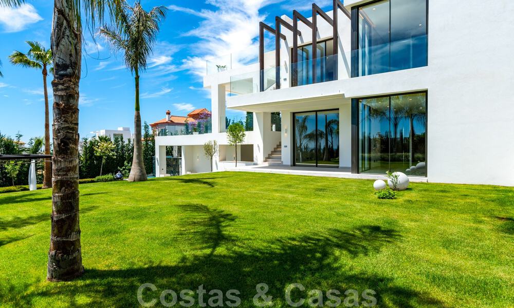 Instapklare, nieuwe moderne villa te koop met zeezicht vanaf ieder niveau in een vijfsterren golfresort in Marbella - Benahavis 35763