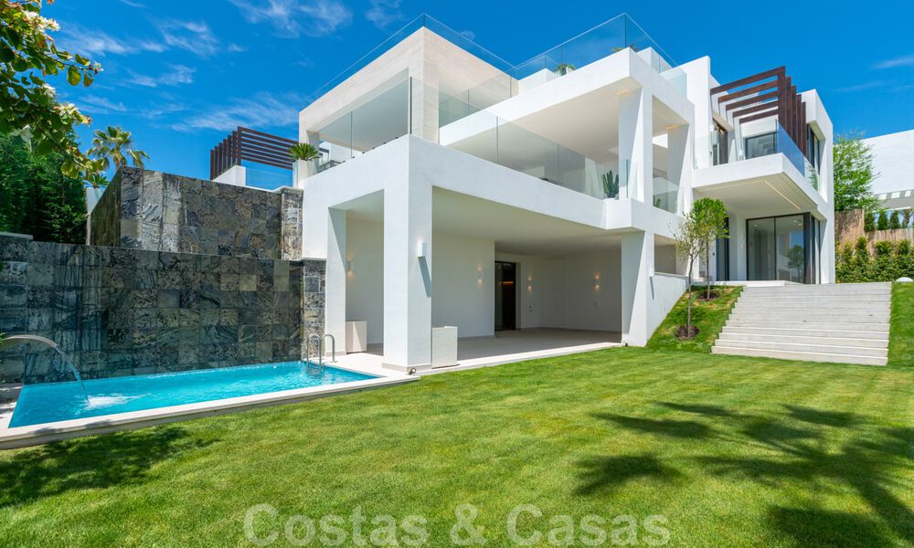 Instapklare, nieuwe moderne villa te koop met zeezicht vanaf ieder niveau in een vijfsterren golfresort in Marbella - Benahavis 35771