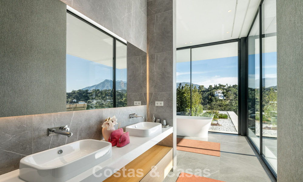 Sensationele moderne luxevilla te koop met zeezicht in “gated” El Madroñal in het gebied van Marbella - Benahavis 779450