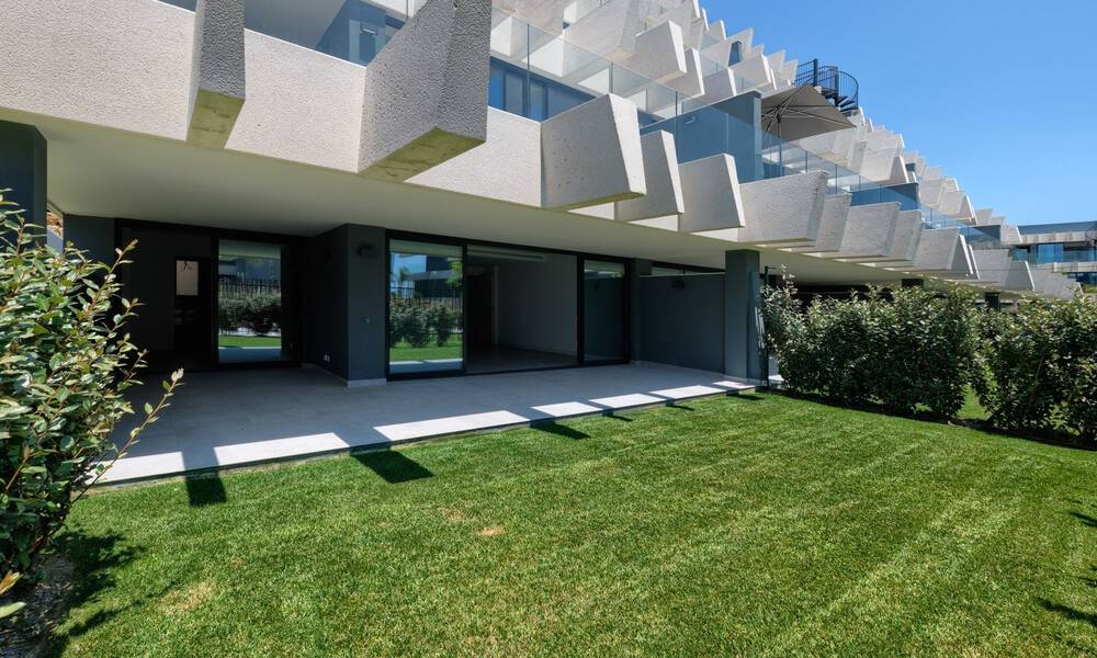 Instapklaar, nieuw modern appartement te koop in golfresort tussen Marbella en Estepona. Sterk verlaagd in prijs. 35975