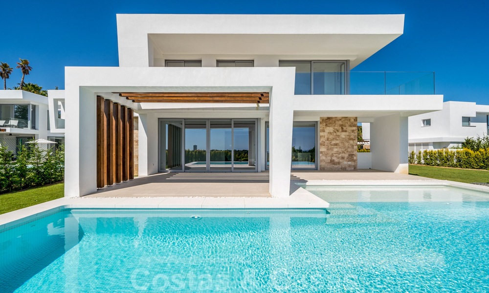 Instapklare, moderne villa in een gated community met schitterend uitzicht te koop in Oost-Marbella 36013