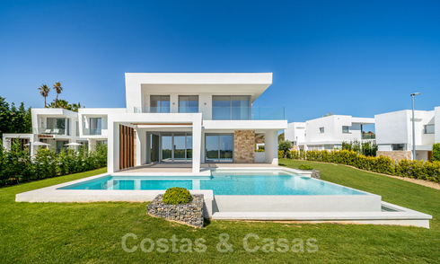 Instapklare, moderne villa op een golfresort met schitterend uitzicht te koop in Oost-Marbella 36014
