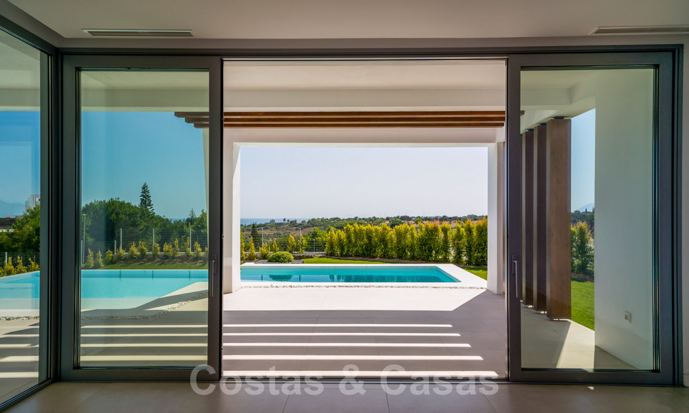Instapklare, moderne villa in een gated community met schitterend uitzicht te koop in Oost-Marbella 36017